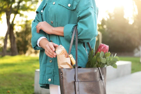 Kvinna Med Läder Shopper Väska Parken Närbild — Stockfoto
