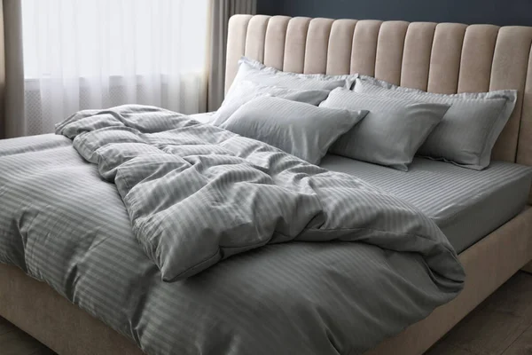Удобная Кровать Мягким Одеялом Подушками Помещении — стоковое фото