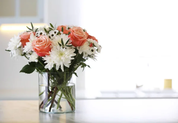 Florero Con Hermosas Flores Mesa Cocina Espacio Para Texto Diseño —  Fotos de Stock