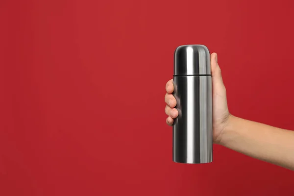 Femme Tenant Thermos Modernes Sur Fond Rouge Gros Plan Espace — Photo