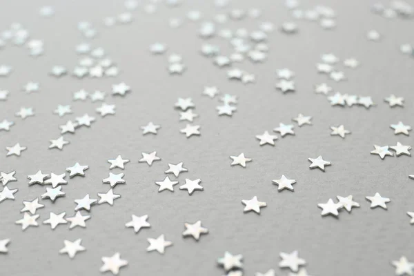 Confetti是灰色背景的明星 圣诞节庆祝活动 — 图库照片