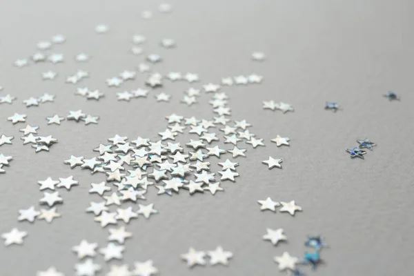 Confetti Csillagok Szürke Háttérrel Közelről Karácsonyi Ünnepség — Stock Fotó