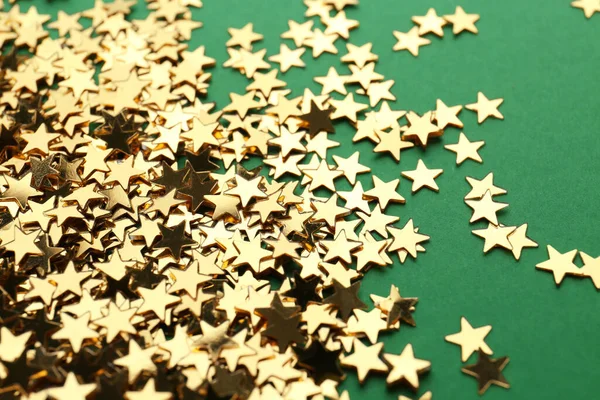 Confetti Estrellas Sobre Fondo Verde Primer Plano Celebración Navidad —  Fotos de Stock