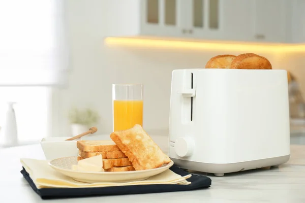 在厨房的白色大理石桌子上享用现代烤面包机和美味的早餐 — 图库照片