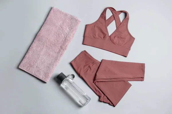 Sportkleding Fles Water Handdoek Grijze Ondergrond Plat Gelegd Yoga Uitrusting — Stockfoto