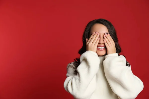 Hermosa Joven Que Cubre Sus Ojos Sobre Fondo Rojo Espacio —  Fotos de Stock