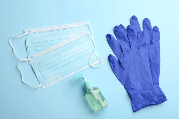 Guantes Médicos Máscaras Desinfectante Manos Sobre Fondo Azul Claro Planas — Foto de Stock