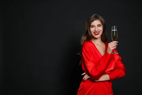 Femme Heureuse Avec Une Coupe Champagne Sur Fond Noir Espace — Photo