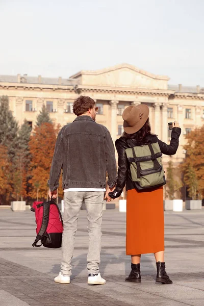 Pareja Viajeros Con Mochilas Calle Ciudad Vista Trasera —  Fotos de Stock