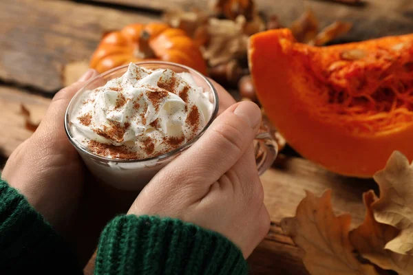 Žena Drží Chutné Dýňové Latté Dřevěného Stolu Detailní Záběr — Stock fotografie