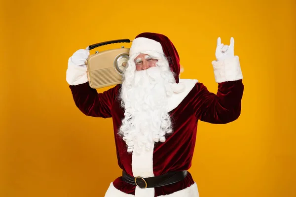 圣诞老人 黄色背景的老式收音机 圣诞音乐 — 图库照片
