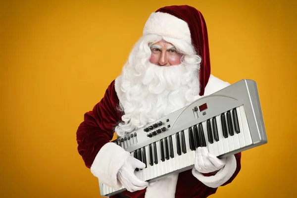 Papai Noel Com Sintetizador Fundo Amarelo Música Natal — Fotografia de Stock