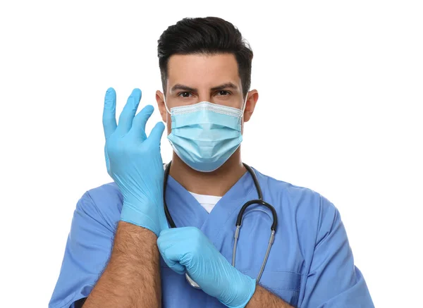 Doctor Beschermende Masker Zetten Medische Handschoenen Tegen Witte Achtergrond — Stockfoto
