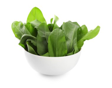 Taze yeşil kuş yaprakları beyaz kasede izole edilmiş.