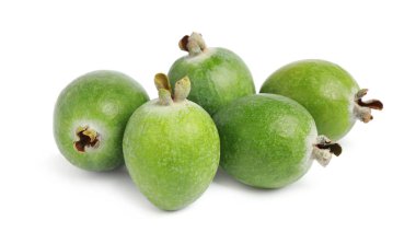 Beyaz arka planda taze taze feijoa meyveleri