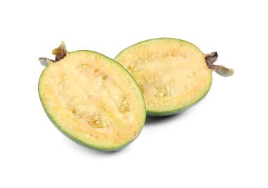 Beyaz arkaplanda yarı yarıya feijoa meyvesi