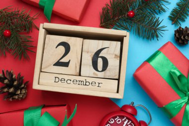 Blok takvimi ve renk arkaplanı üzerinde hediyeleri olan düz konum. Boks Günü