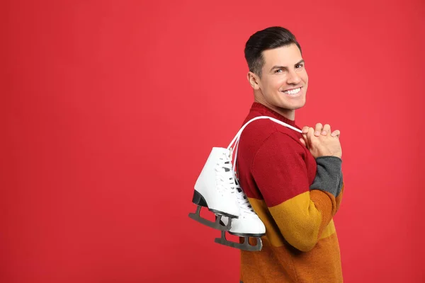 Happy Man Ice Skates Red Background Space Text — Stock Photo, Image