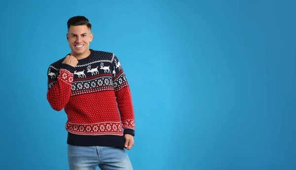 Bonito Homem Camisola Natal Fundo Azul — Fotografia de Stock