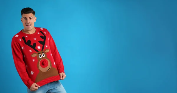 Hombre Feliz Mostrando Suéter Navidad Sobre Fondo Azul — Foto de Stock