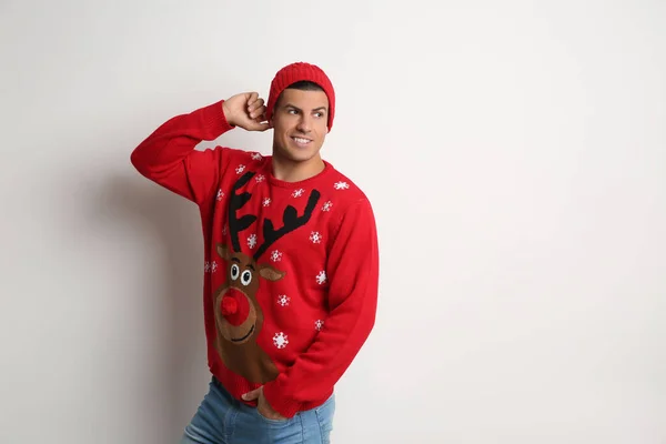 Bello Uomo Maglione Cappello Natale Sfondo Bianco Spazio Testo — Foto Stock