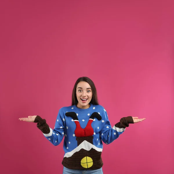 驚くべき若い女性でクリスマスセーターでピンクの背景 テキストのためのスペース — ストック写真