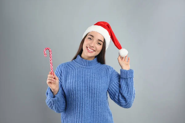 Ung Kvinna Blå Tröja Och Santa Hatt Hålla Godis Sockerrör — Stockfoto