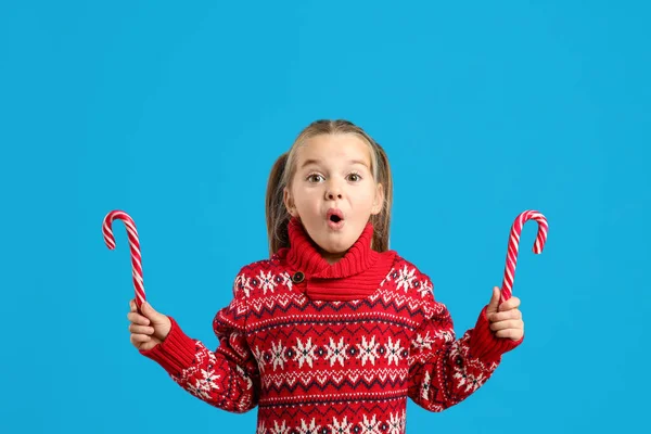 Surprised Little Girl Knitted Christmas Sweater Holding Candy Canes Blue — Stock Photo, Image