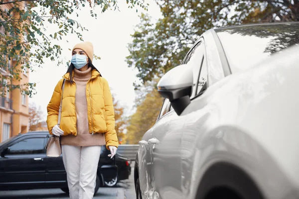 Mujer Joven Con Mascarilla Médica Guantes Caminando Aire Libre Protección — Foto de Stock