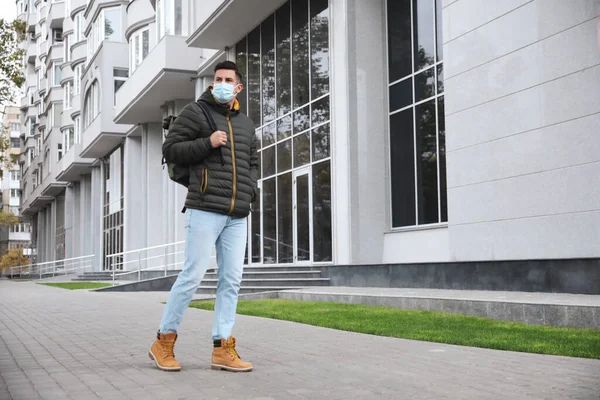 Человек Медицинской Маске Выходит Улицу Личная Защита Время Пандемии Covid — стоковое фото
