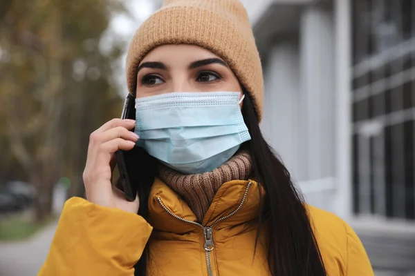 Mujer Joven Con Mascarilla Médica Hablando Por Teléfono Mientras Camina — Foto de Stock