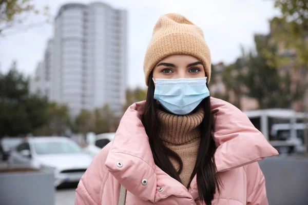 Mujer Joven Con Mascarilla Médica Caminando Aire Libre Protección Personal — Foto de Stock