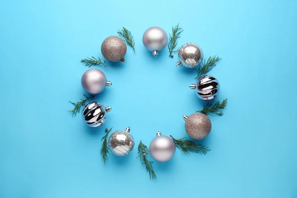 Noel Toplarından Yapılmış Parlak Bir Çelenk Açık Mavi Arka Planda — Stok fotoğraf