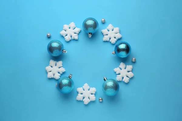 Noel Balolarından Yapılmış Parlak Bir Çelenk Açık Mavi Arka Planda — Stok fotoğraf