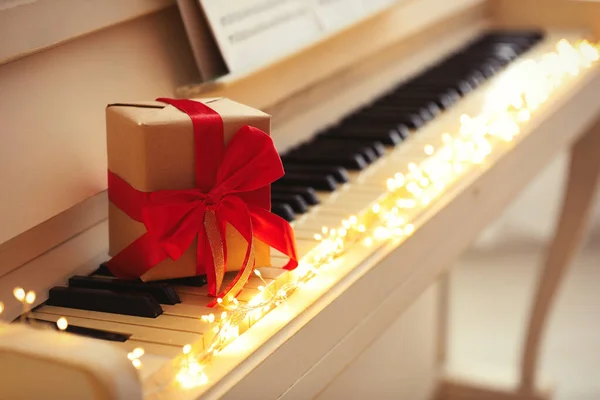 Caja Regalo Luces Hadas Teclas Piano Espacio Para Texto Música — Foto de Stock