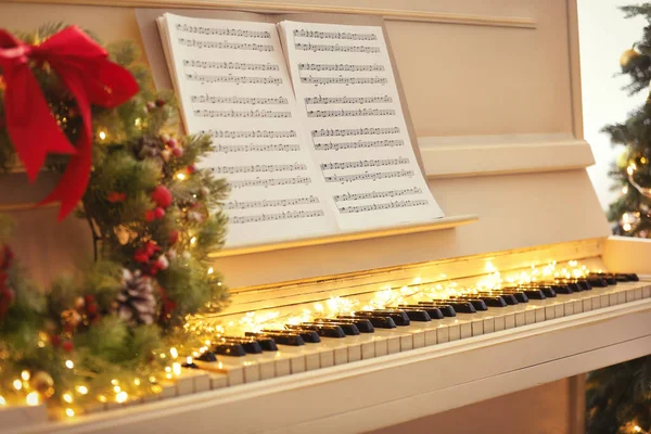 Біле Фортепіано Казковими Вогнями Простирадлами Приміщенні Крупним Планом Різдвяна Музика — стокове фото