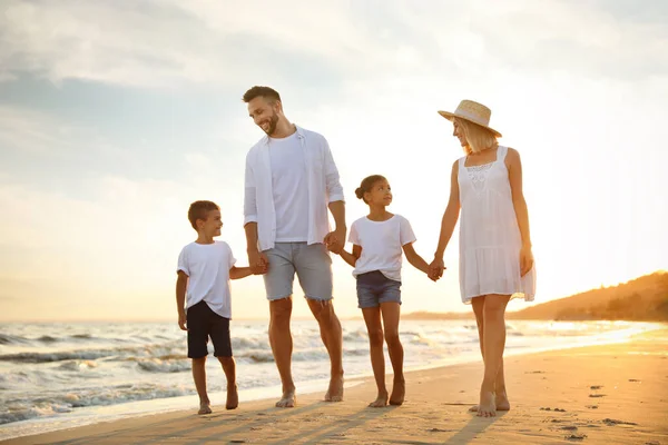 Bonne Famille Sur Plage Sable Près Mer Coucher Soleil — Photo