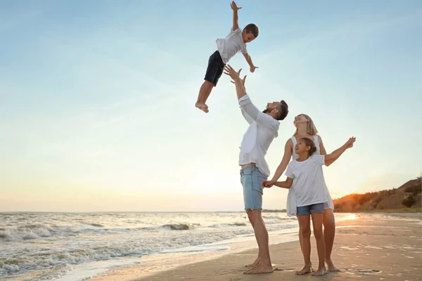 Familia Feliz Divirtiéndose Playa Arena Cerca Del Mar Atardecer — Foto de Stock