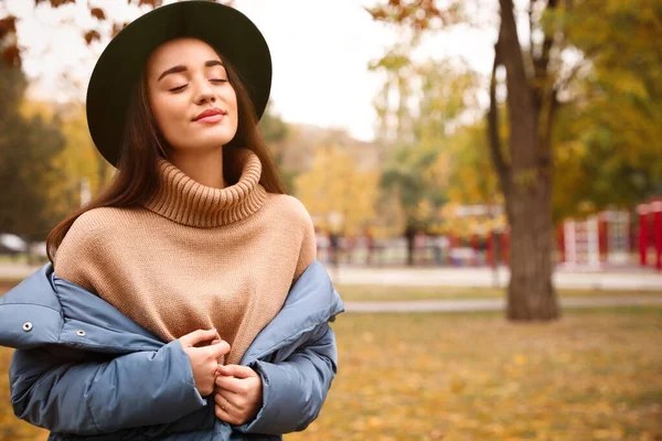 Mujer Joven Con Ropa Elegante Parque Otoño Espacio Para Texto —  Fotos de Stock