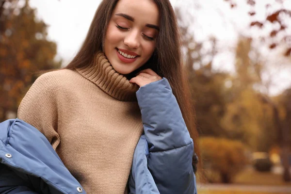 秋の公園でスタイリッシュな服を着た若い女性 — ストック写真