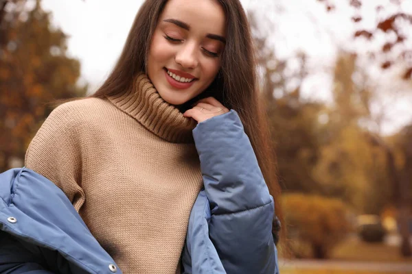 Mujer Joven Con Ropa Elegante Parque Otoño —  Fotos de Stock