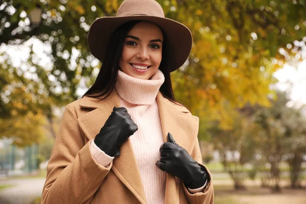 Jonge Vrouw Draagt Stijlvolle Kleding Het Herfstpark — Stockfoto