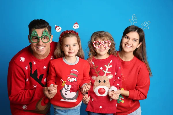 Famiglia Maglioni Natale Accessori Festivi Sfondo Blu — Foto Stock