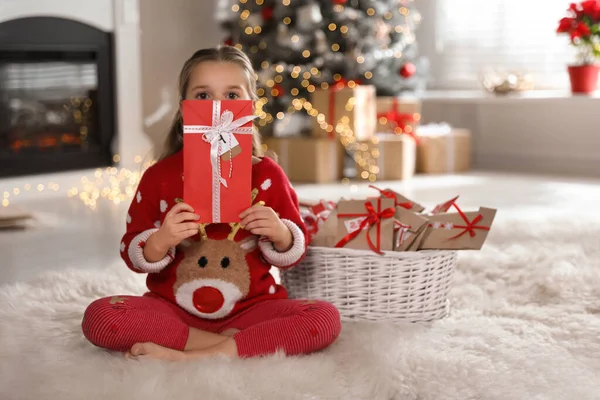 Schattig Klein Meisje Met Geschenk Van Kerstmis Adventskalender Thuis Ruimte — Stockfoto