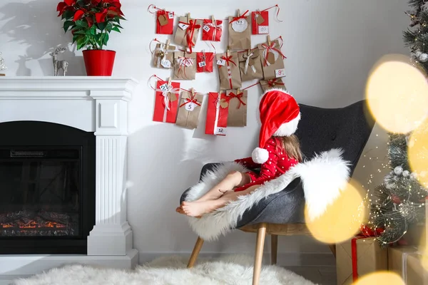 Aranyos Kislány Mikulás Kalap Közelében Karácsonyi Advent Naptár Otthon — Stock Fotó