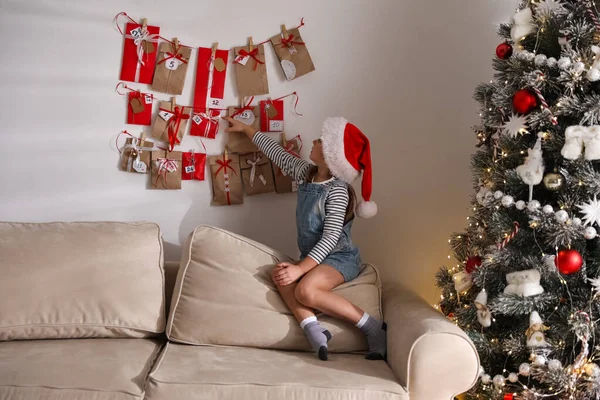 Linda Niña Sombrero Santa Tomando Regalo Del Calendario Adviento Navidad — Foto de Stock