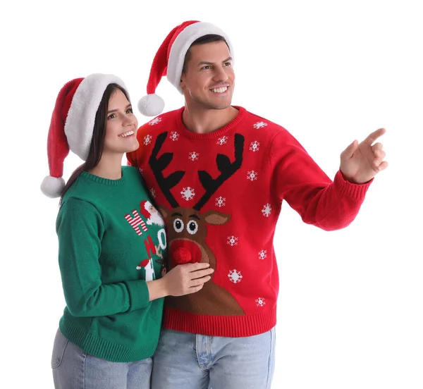 Schönes Glückliches Paar Weihnachtsmützen Und Weihnachtspullis Auf Weißem Hintergrund — Stockfoto