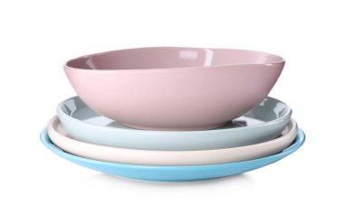 Temiz tabak yığını ve beyaz arka planda kase