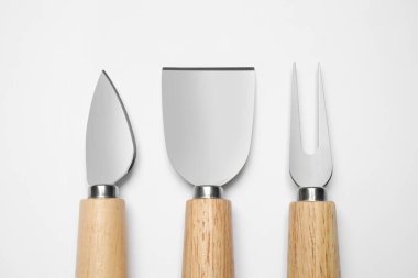 Peynir bıçakları ve çatal beyaz arka plan, üst görünüm