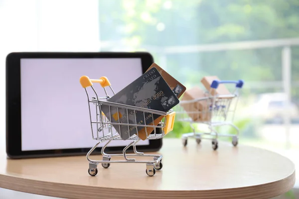 Einkaufen Internet Kleiner Einkaufswagen Mit Kreditkarten Der Nähe Moderner Tablets — Stockfoto